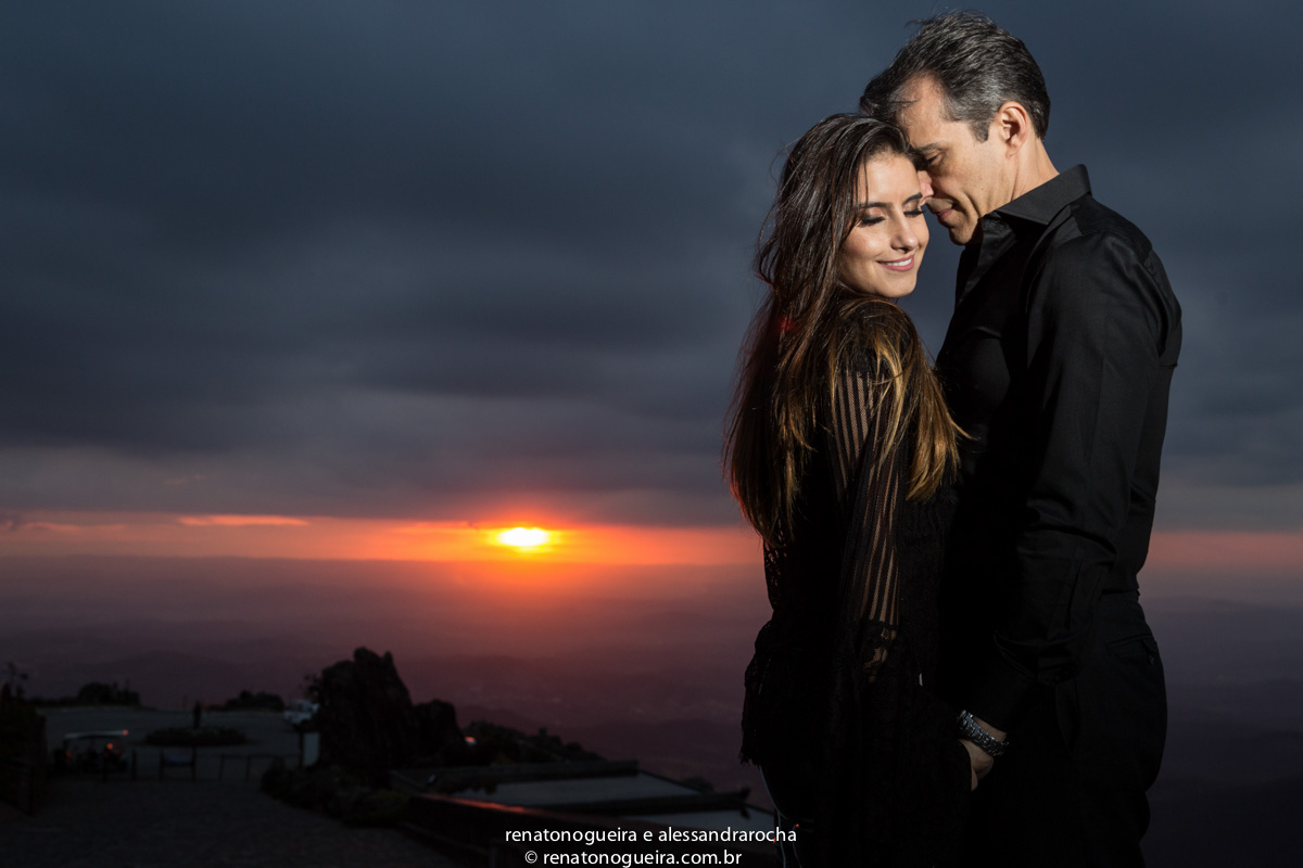 noivos abracados carinhosamente no por do sol da serra da piedade