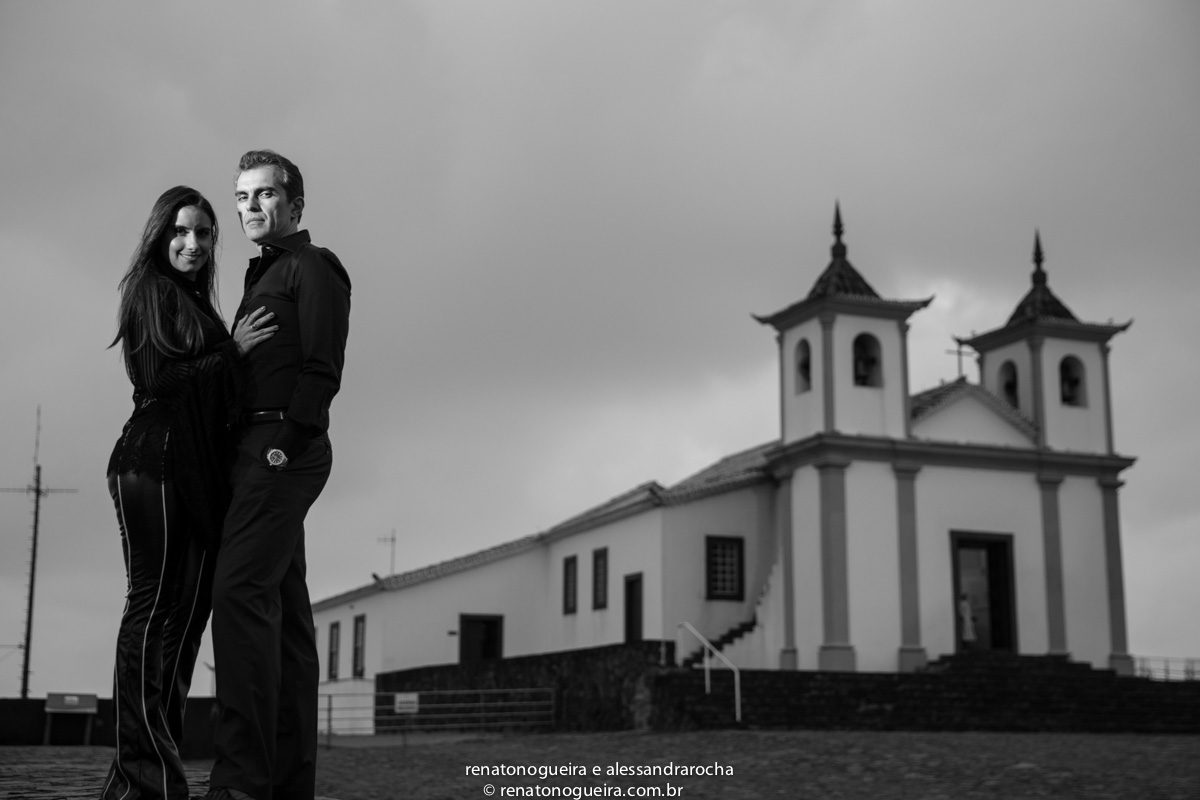 noivos na frente da igreja da serra da piedade