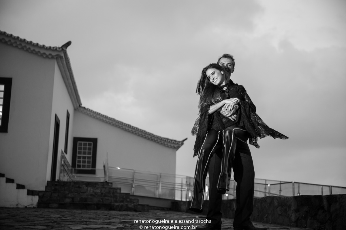 noivo carregando noiva na frente da igreja da serra da piedade