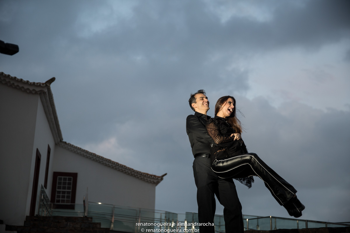 noivo carregando noiva na frente da igreja da serra da piedade