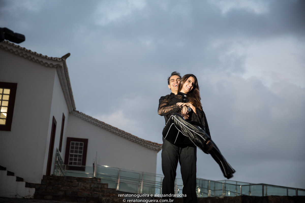 noivo carregando noiva na frente da igreja da serra da piedade