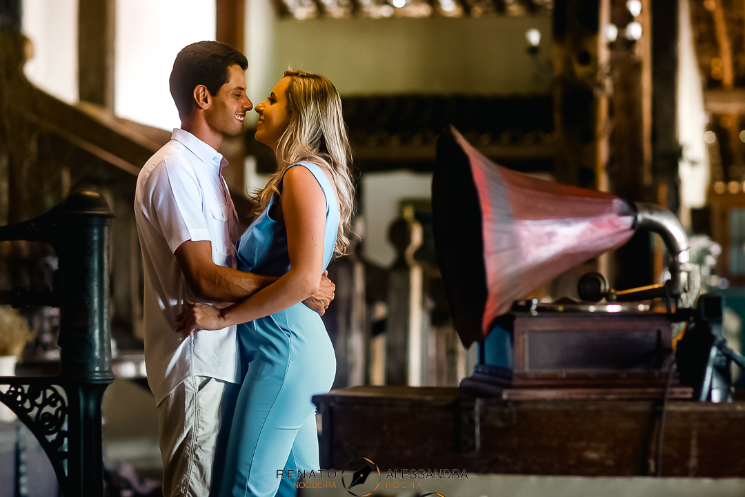 casal de noivos ouvindo uma musica