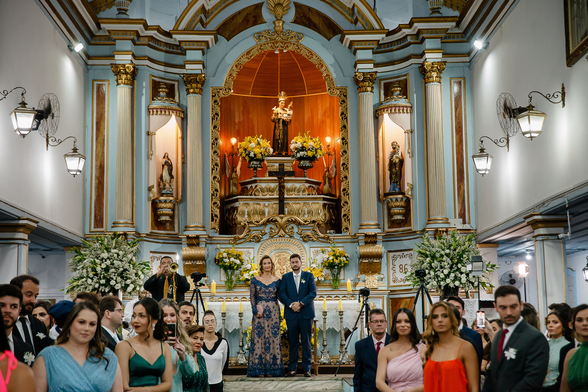 noivo esperando a entrada da noiva