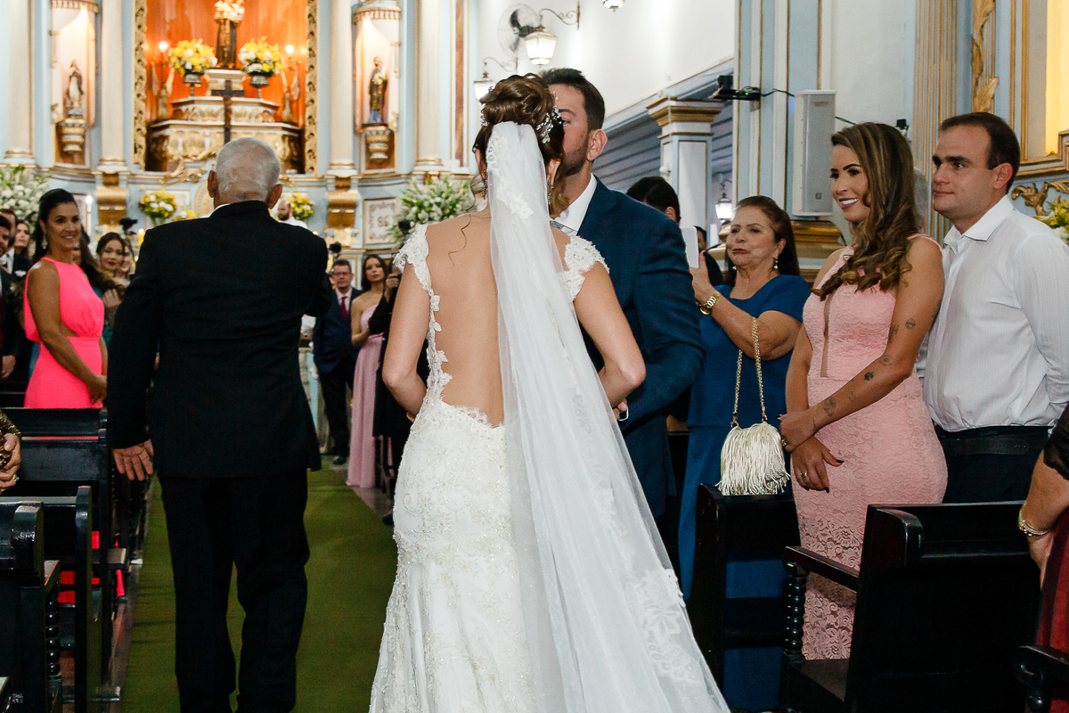 noivo beija a noiva na entrada