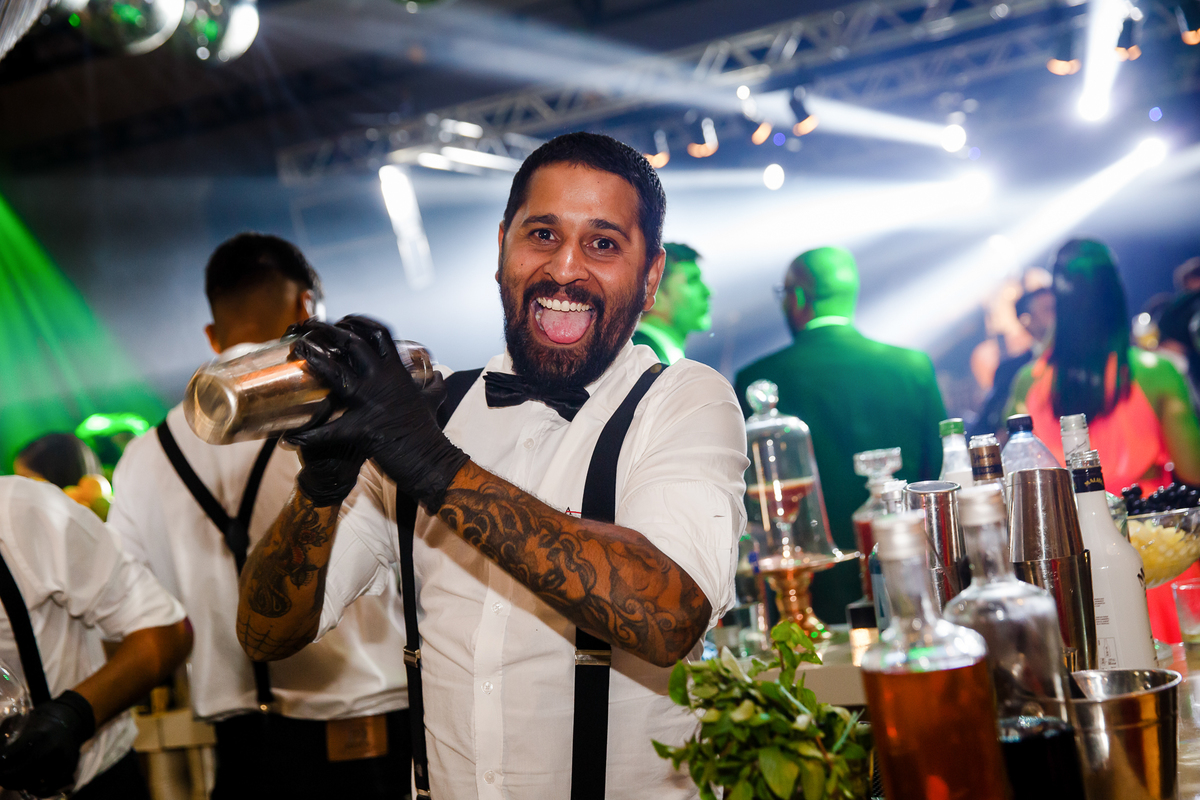 bar man preparando um drink