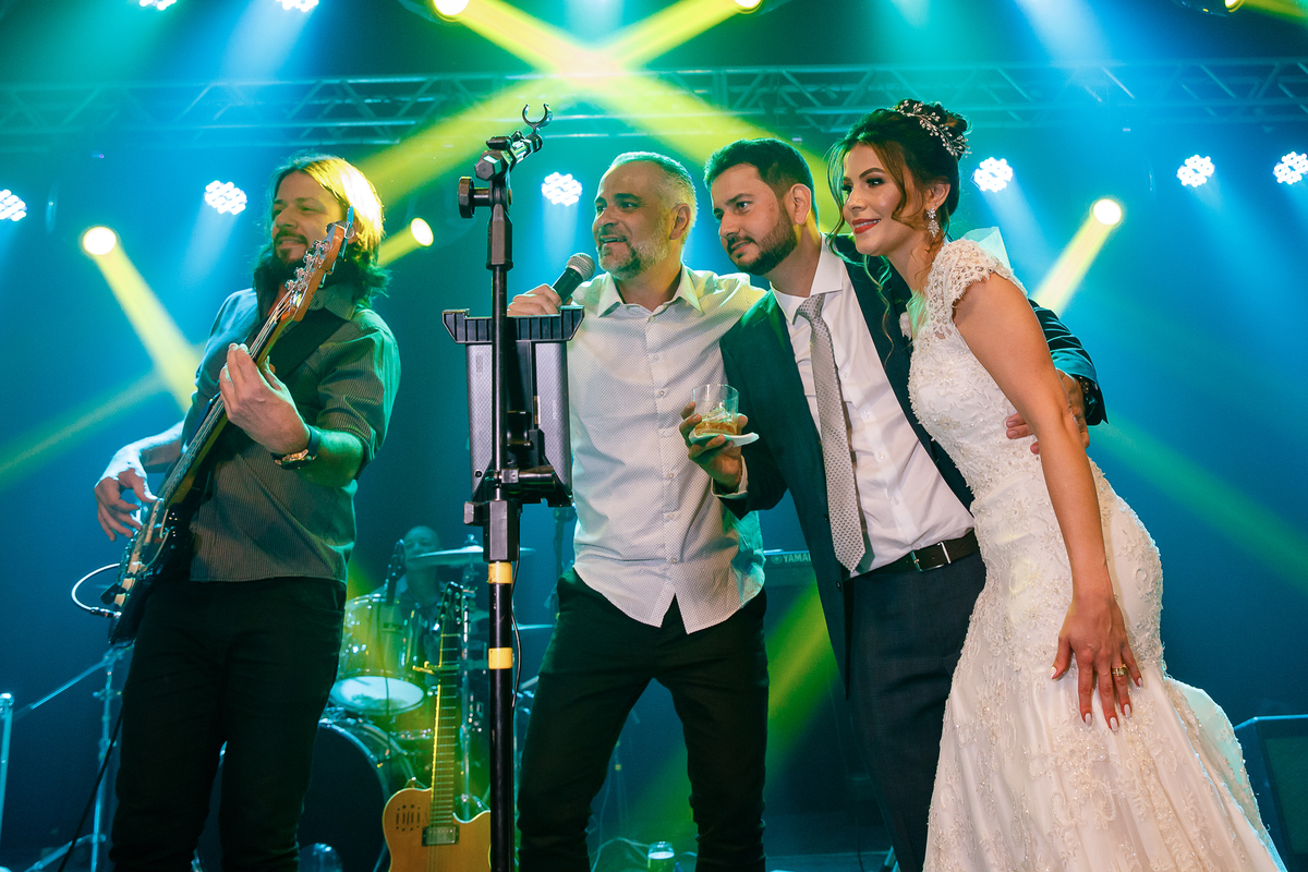 noivos no palco com a banda