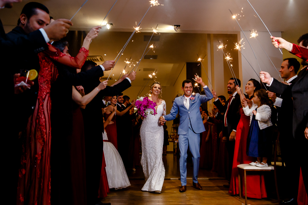 entrada dos noivos no salão de festas do jardim real eventos