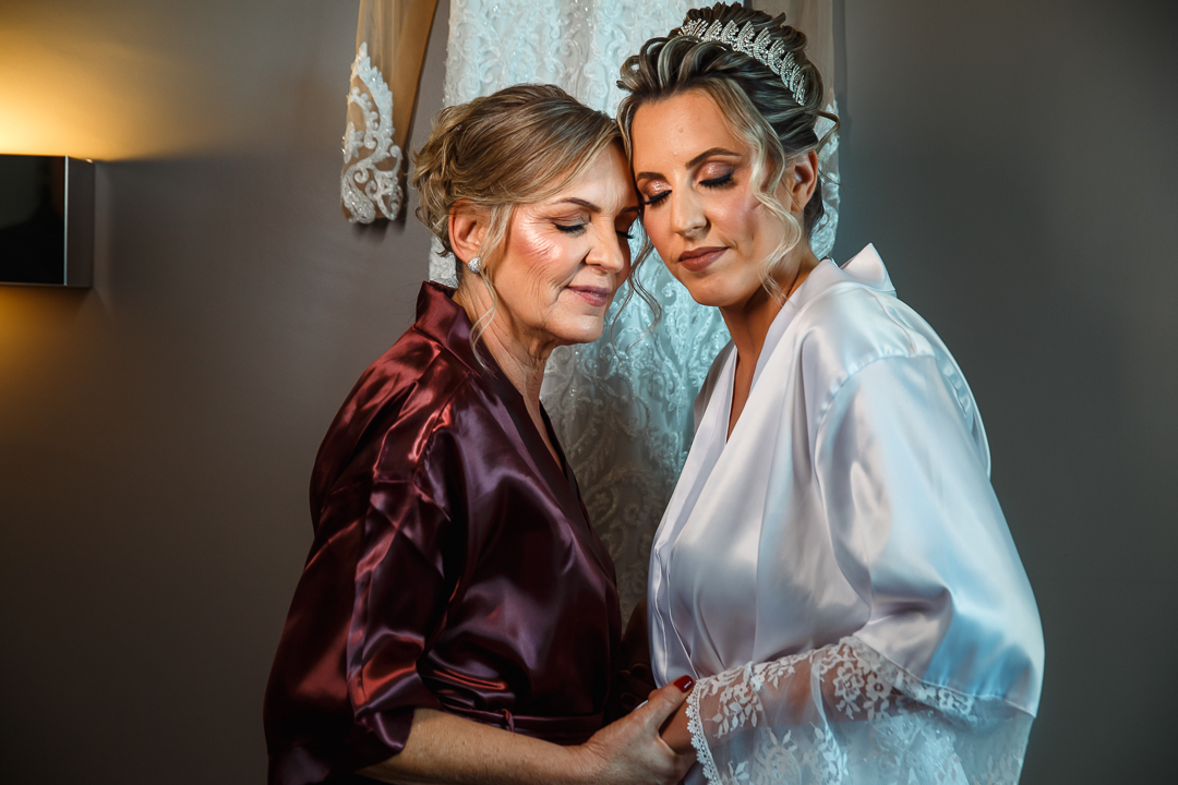 mãe da noiva fazendo um carinho na noiva