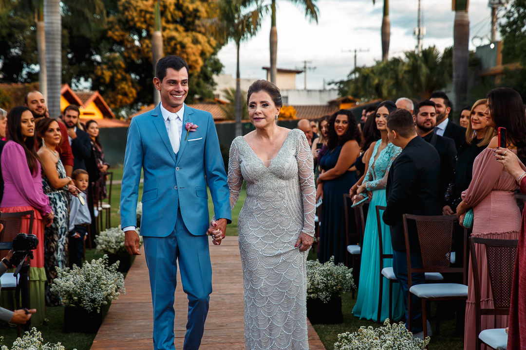 entrada do noivo feliz