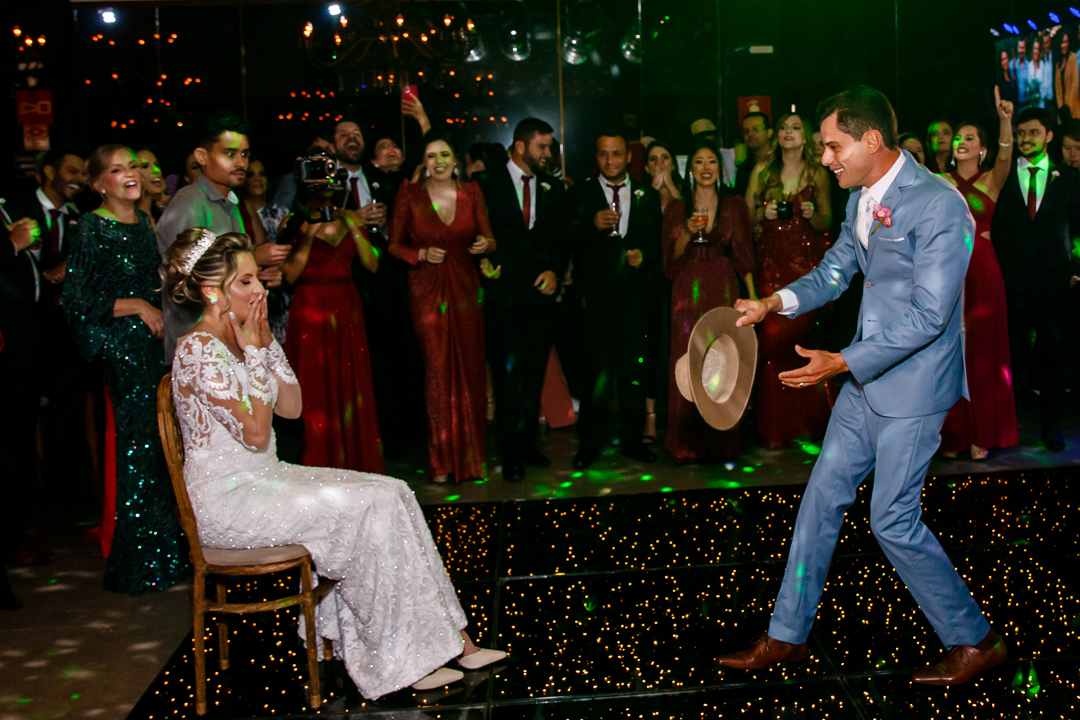 noivo dançando para a noiva