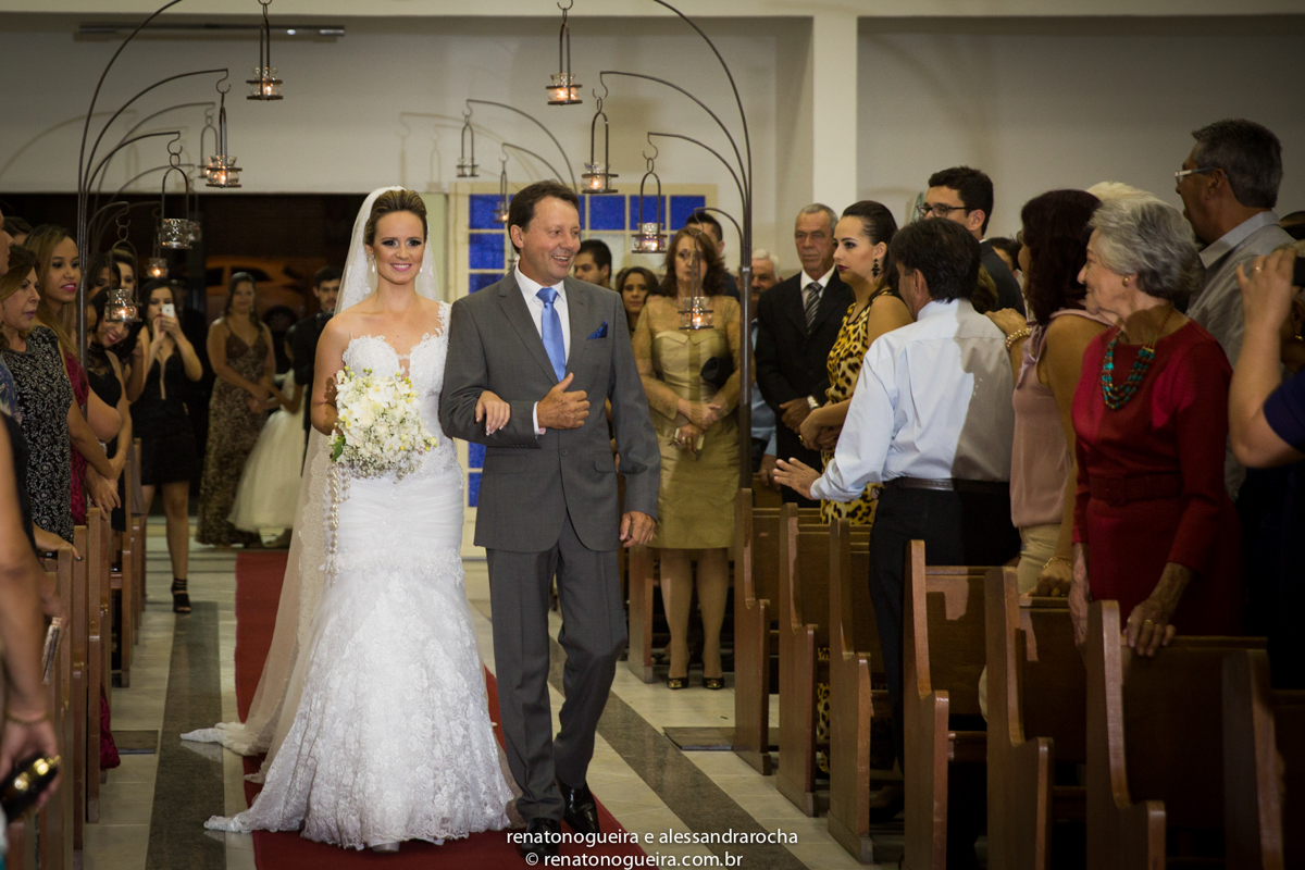 noivos, igreja Nossa Senhora do Carmo, ornamentação, doces, dança dos noivos, bouquet, troca de alianças, sapato, terço, dama, perfume, maquuiador