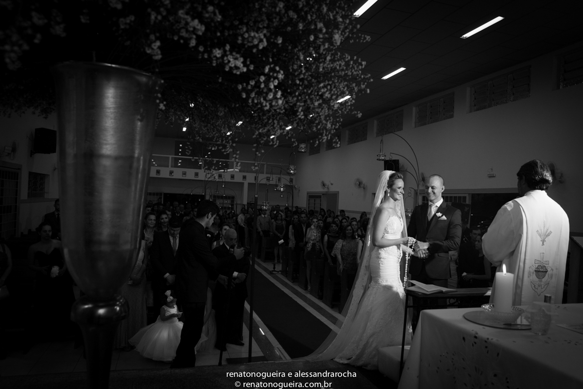 noivos, igreja Nossa Senhora do Carmo, ornamentação, doces, dança dos noivos, bouquet, troca de alianças, sapato, terço, dama, perfume, maquuiador