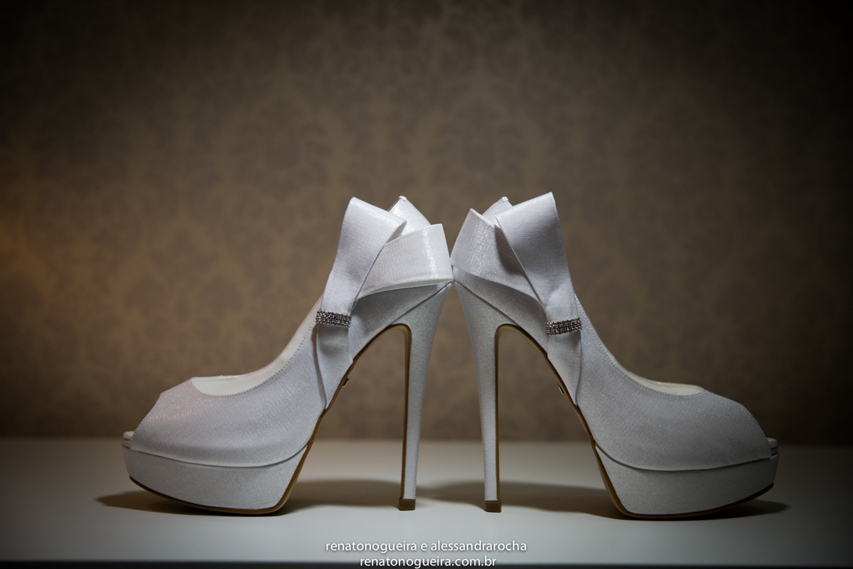 noivos, igreja Nossa Senhora do Carmo, ornamentação, doces, dança dos noivos, bouquet, troca de alianças, sapato, terço, dama, perfume, maquuiador