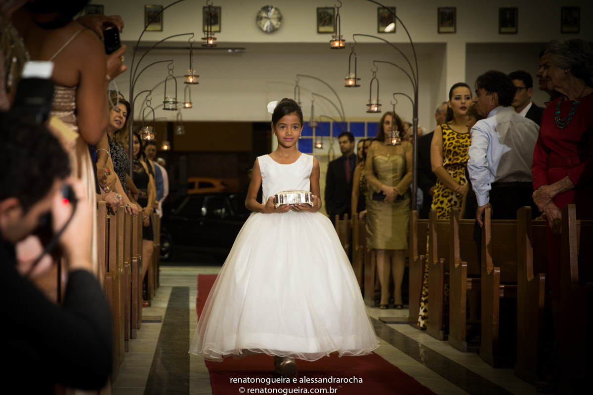 noivos, igreja Nossa Senhora do Carmo, ornamentação, doces, dança dos noivos, bouquet, troca de alianças, sapato, terço, dama, perfume, maquuiador