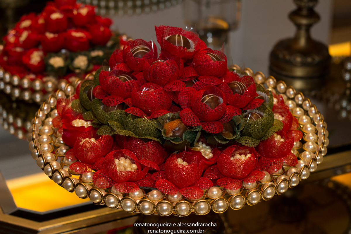 noivos, igreja Nossa Senhora do Carmo, ornamentação, doces, dança dos noivos, bouquet, troca de alianças, sapato, terço, dama, perfume, maquuiador