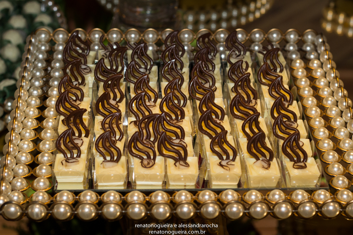 noivos, igreja Nossa Senhora do Carmo, ornamentação, doces, dança dos noivos, bouquet, troca de alianças, sapato, terço, dama, perfume, maquuiador