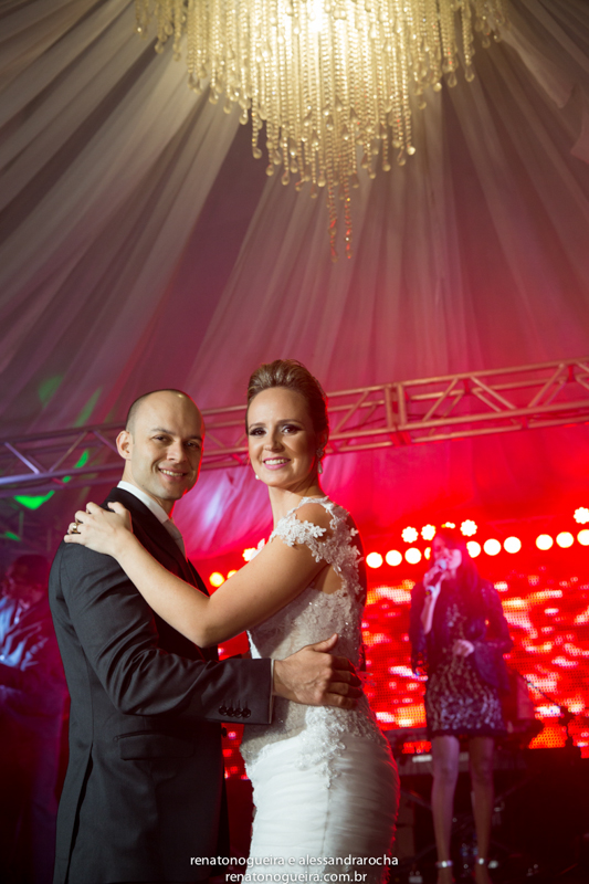 noivos, igreja Nossa Senhora do Carmo, ornamentação, doces, dança dos noivos, bouquet, troca de alianças, sapato, terço, dama, perfume, maquuiador