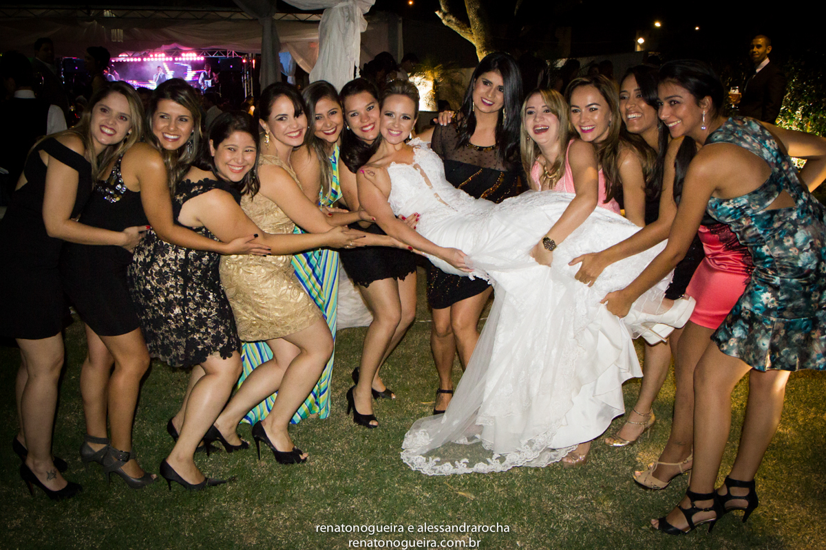 noivos, igreja Nossa Senhora do Carmo, ornamentação, doces, dança dos noivos, bouquet, troca de alianças, sapato, terço, dama, perfume, maquuiador