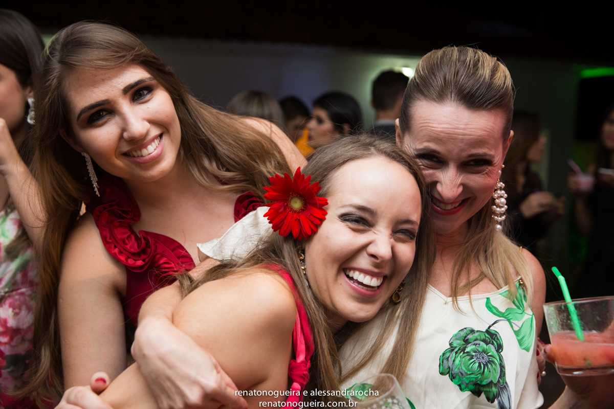noivos, igreja Nossa Senhora do Carmo, ornamentação, doces, dança dos noivos, bouquet, troca de alianças, sapato, terço, dama, perfume, maquuiador