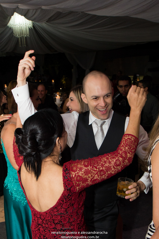 noivos, igreja Nossa Senhora do Carmo, ornamentação, doces, dança dos noivos, bouquet, troca de alianças, sapato, terço, dama, perfume, maquuiador