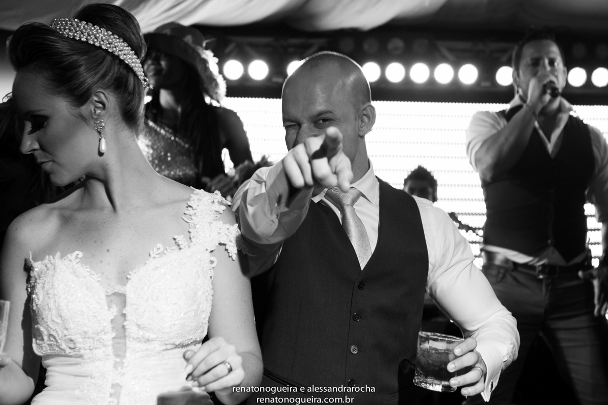 noivos, igreja Nossa Senhora do Carmo, ornamentação, doces, dança dos noivos, bouquet, troca de alianças, sapato, terço, dama, perfume, maquuiador