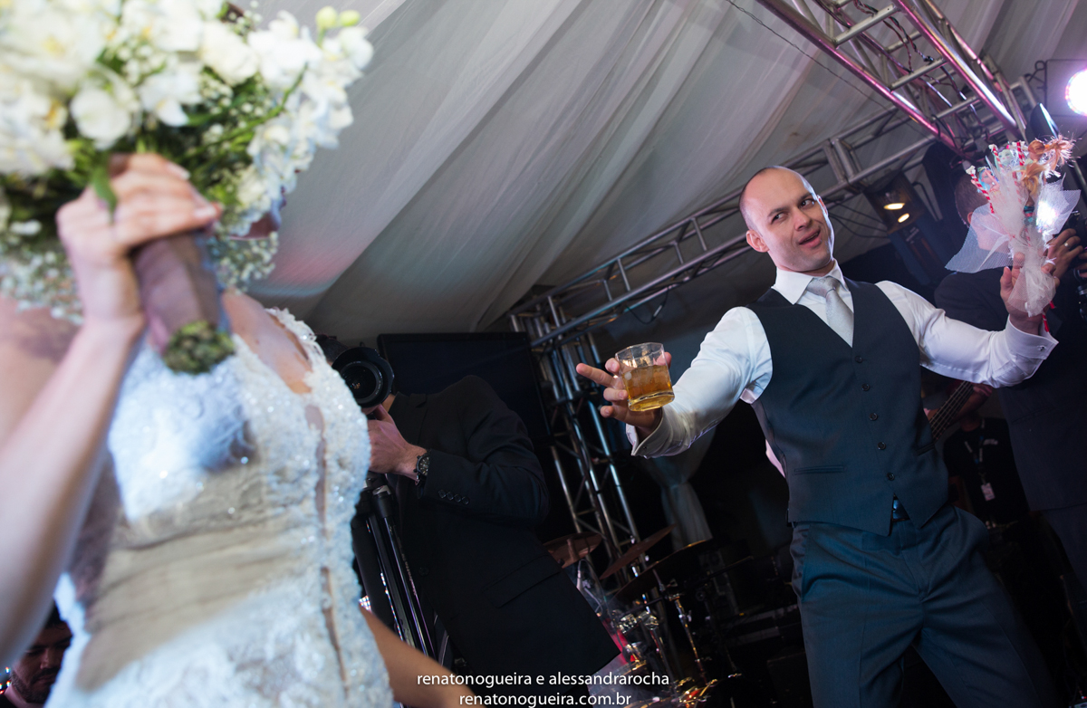 noivos, igreja Nossa Senhora do Carmo, ornamentação, doces, dança dos noivos, bouquet, troca de alianças, sapato, terço, dama, perfume, maquuiador