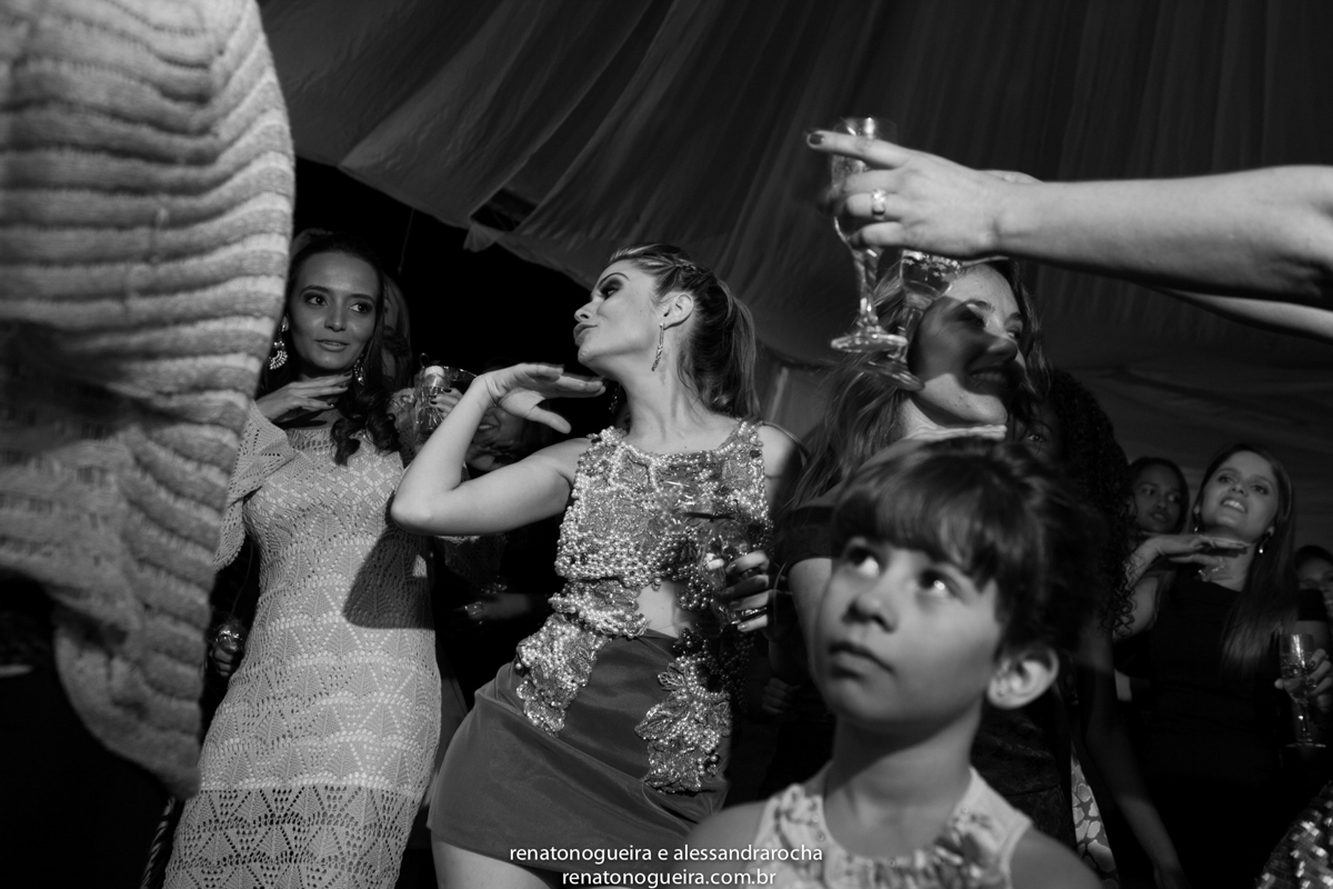 noivos, igreja Nossa Senhora do Carmo, ornamentação, doces, dança dos noivos, bouquet, troca de alianças, sapato, terço, dama, perfume, maquuiador