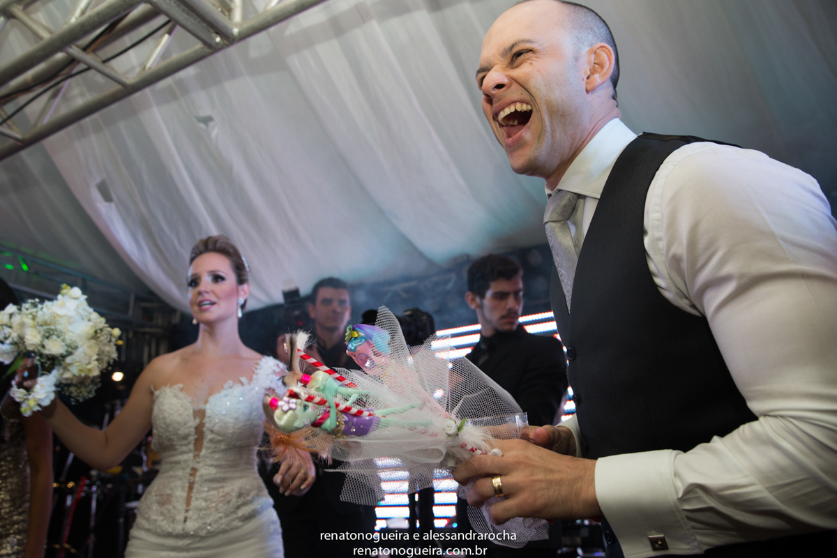 noivos, igreja Nossa Senhora do Carmo, ornamentação, doces, dança dos noivos, bouquet, troca de alianças, sapato, terço, dama, perfume, maquuiador