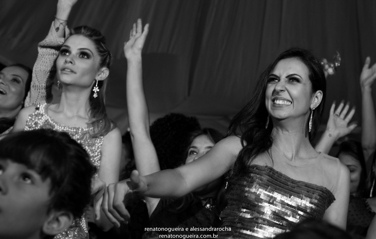 noivos, igreja Nossa Senhora do Carmo, ornamentação, doces, dança dos noivos, bouquet, troca de alianças, sapato, terço, dama, perfume, maquuiador