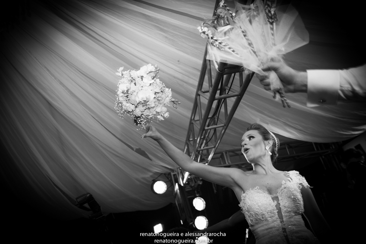 noivos, igreja Nossa Senhora do Carmo, ornamentação, doces, dança dos noivos, bouquet, troca de alianças, sapato, terço, dama, perfume, maquuiador