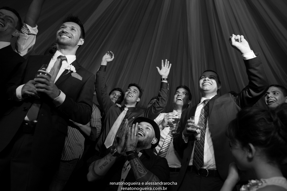 noivos, igreja Nossa Senhora do Carmo, ornamentação, doces, dança dos noivos, bouquet, troca de alianças, sapato, terço, dama, perfume, maquuiador