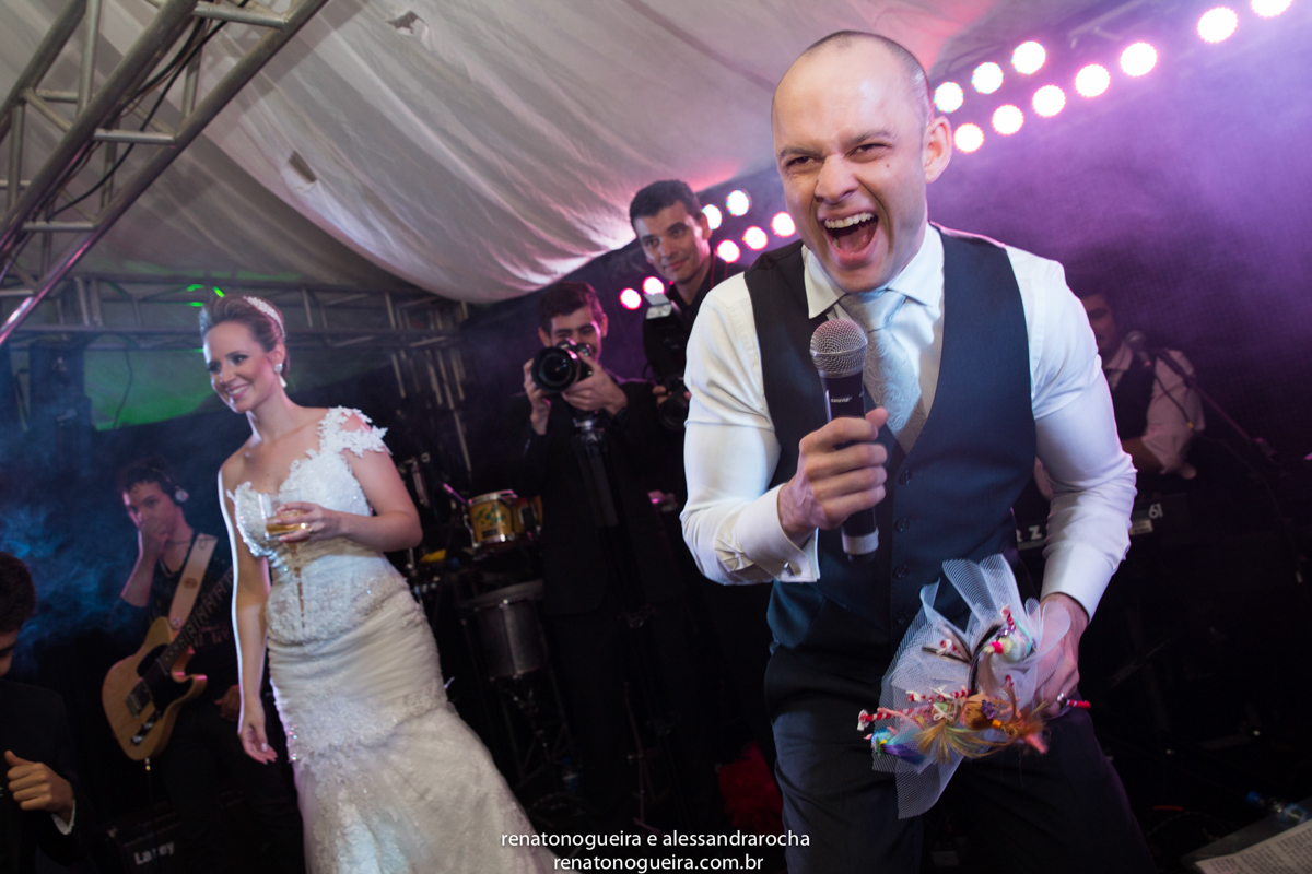 noivos, igreja Nossa Senhora do Carmo, ornamentação, doces, dança dos noivos, bouquet, troca de alianças, sapato, terço, dama, perfume, maquuiador