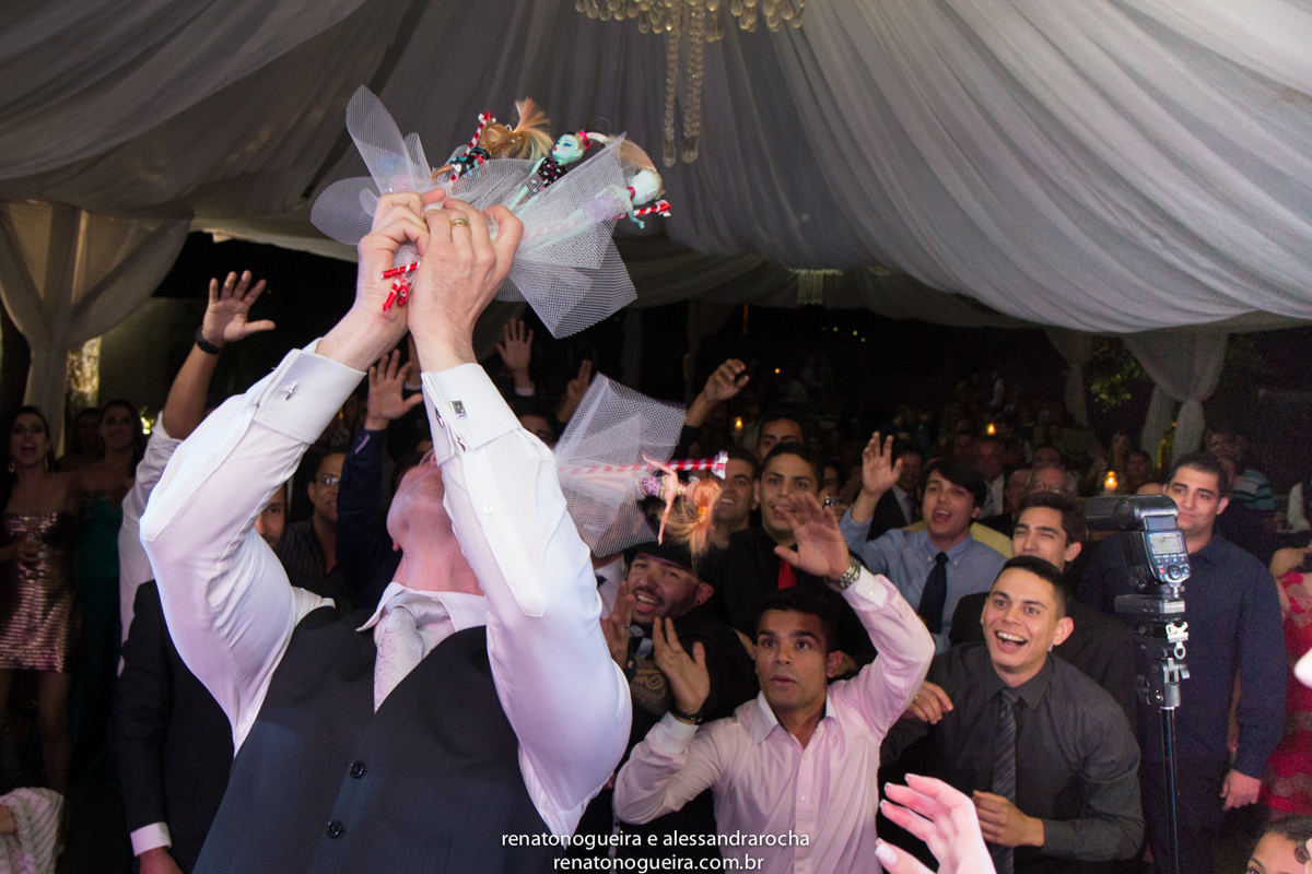 noivos, igreja Nossa Senhora do Carmo, ornamentação, doces, dança dos noivos, bouquet, troca de alianças, sapato, terço, dama, perfume, maquuiador