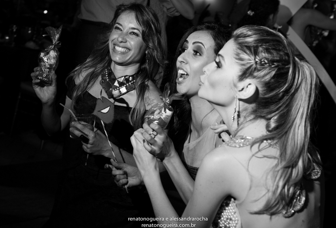 noivos, igreja Nossa Senhora do Carmo, ornamentação, doces, dança dos noivos, bouquet, troca de alianças, sapato, terço, dama, perfume, maquuiador