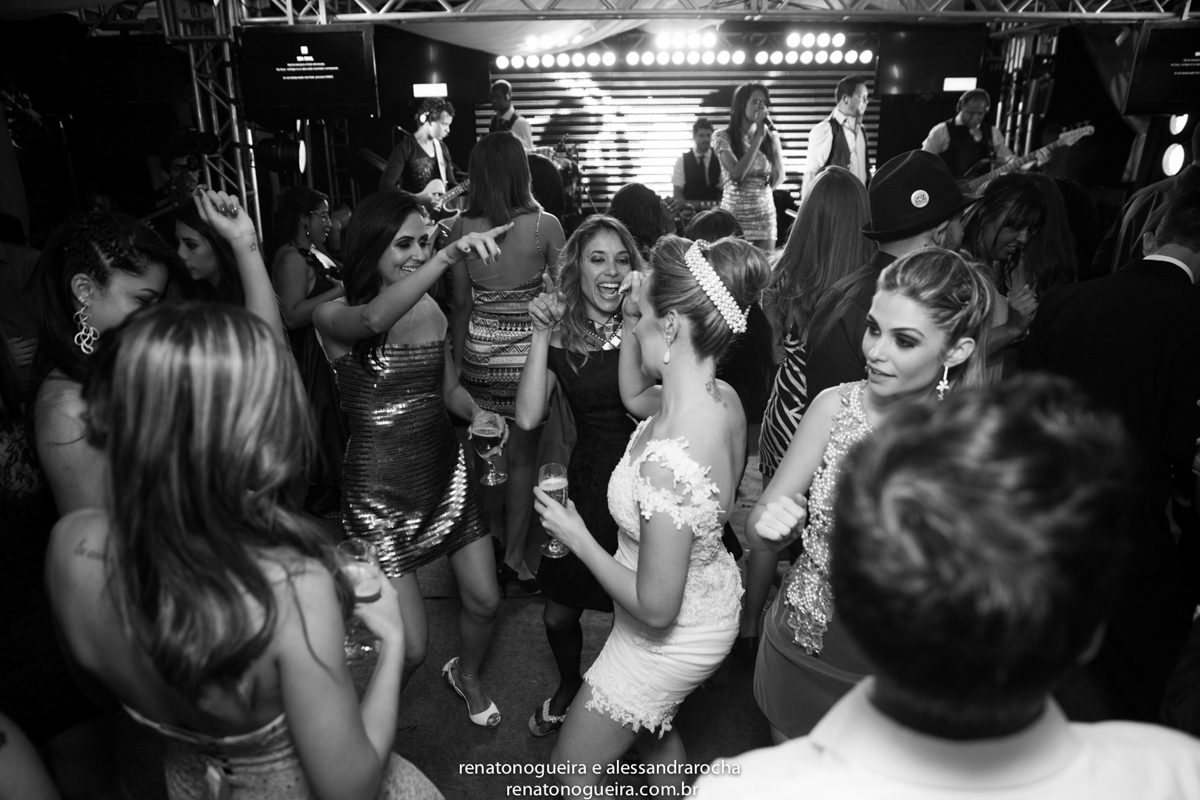 noivos, igreja Nossa Senhora do Carmo, ornamentação, doces, dança dos noivos, bouquet, troca de alianças, sapato, terço, dama, perfume, maquuiador