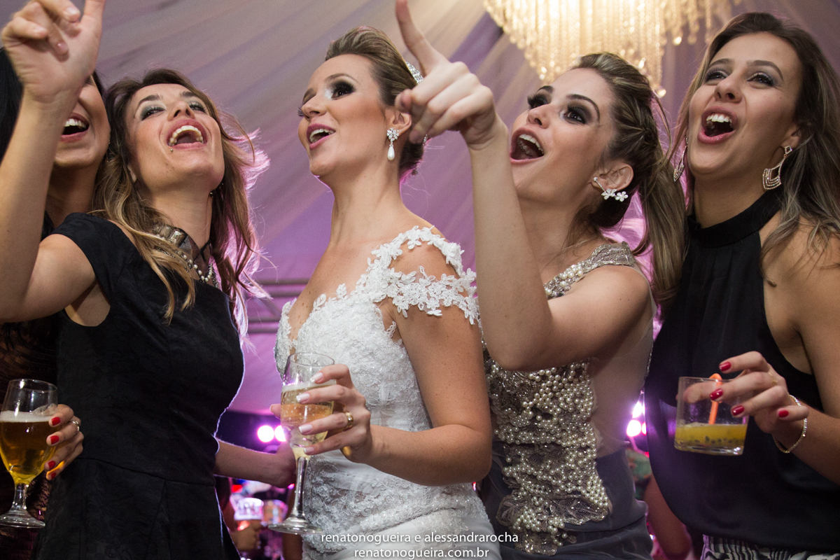 noivos, igreja Nossa Senhora do Carmo, ornamentação, doces, dança dos noivos, bouquet, troca de alianças, sapato, terço, dama, perfume, maquuiador