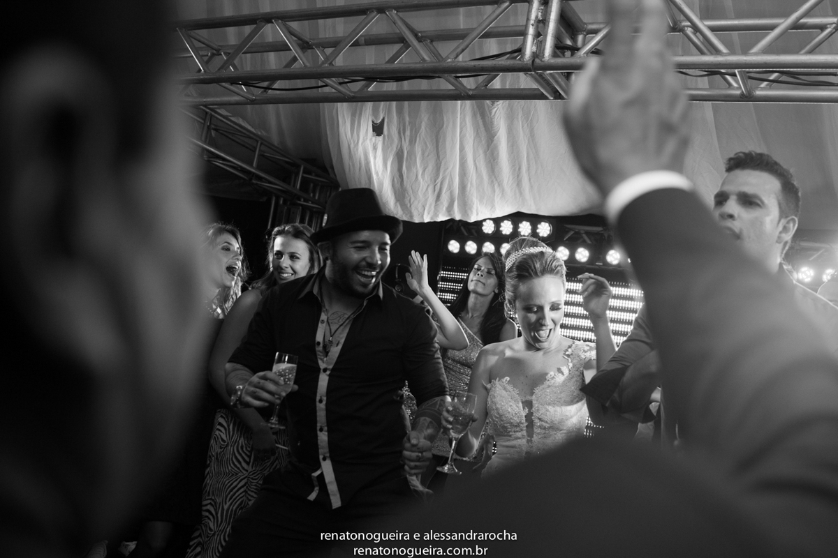 noivos, igreja Nossa Senhora do Carmo, ornamentação, doces, dança dos noivos, bouquet, troca de alianças, sapato, terço, dama, perfume, maquuiador