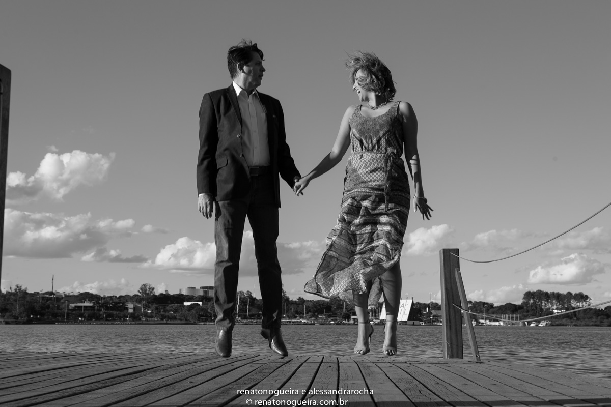 noivos brincando no cais em brasilia.