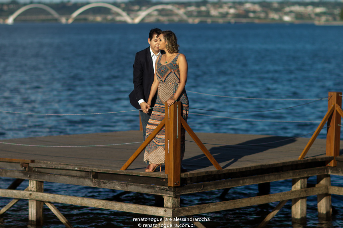casal de noivos no parque do pontão em brasilia, em momento de carinho.