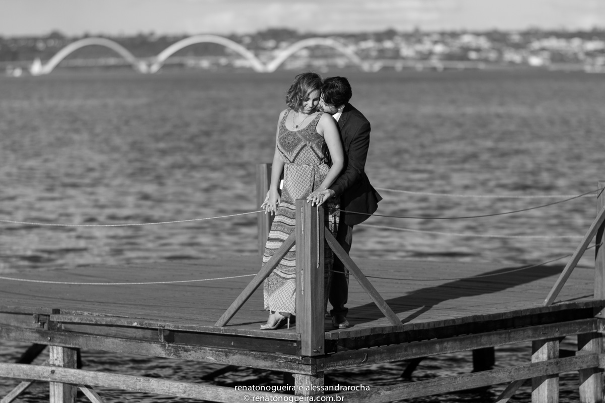casal de noivos no parque do pontão em brasilia, em momento de carinho.