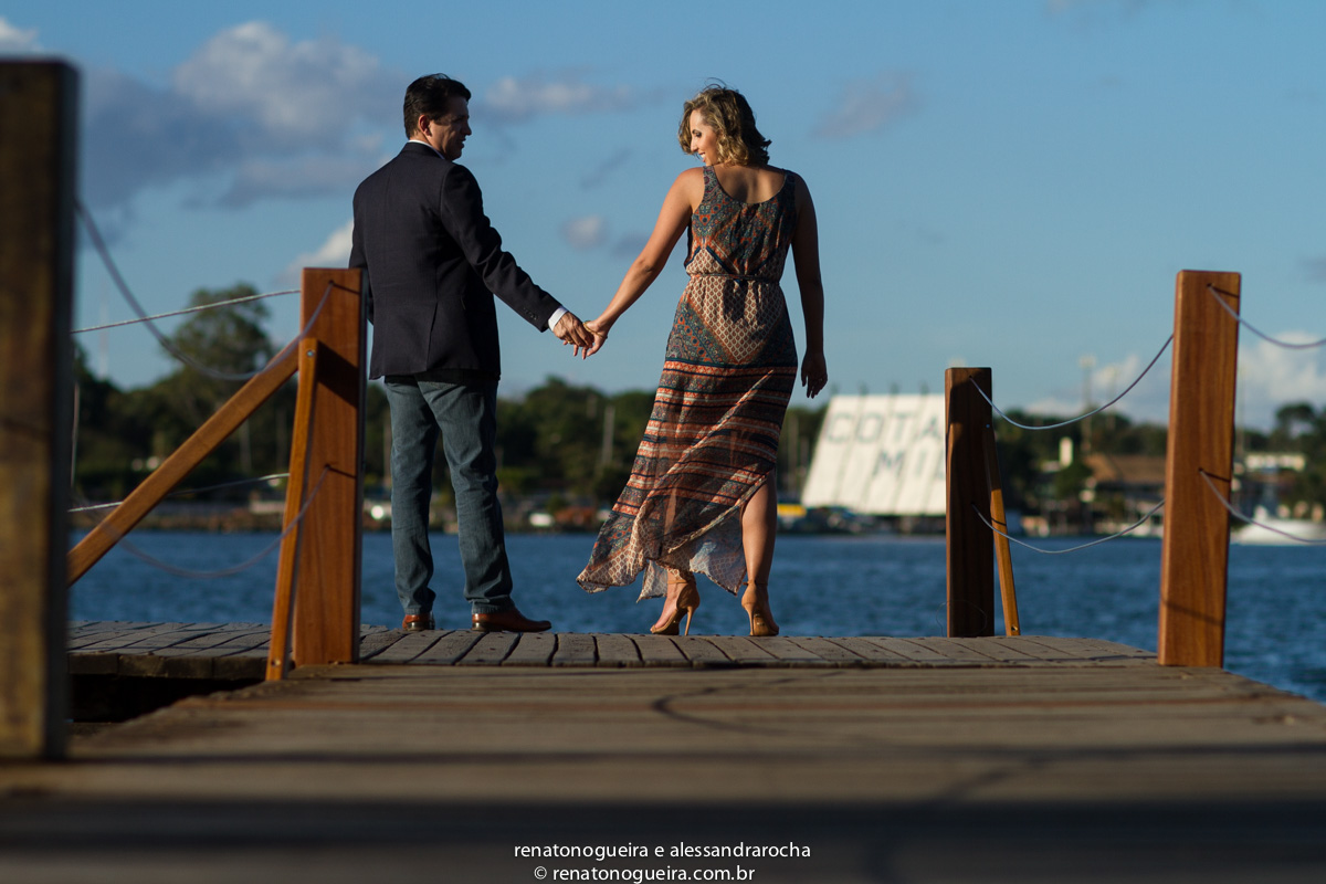 casal de noivos no parque do pontão em brasilia, em momento de carinho.