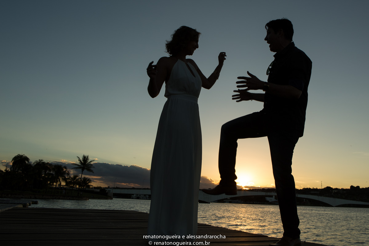 Silhueta do casal de noivos no parque do pontão em Brasilia.