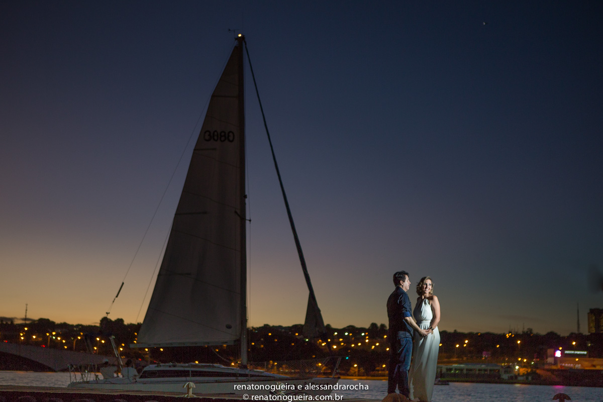 Barco a vela e casal de noivos no parque do pontão em Brasília.