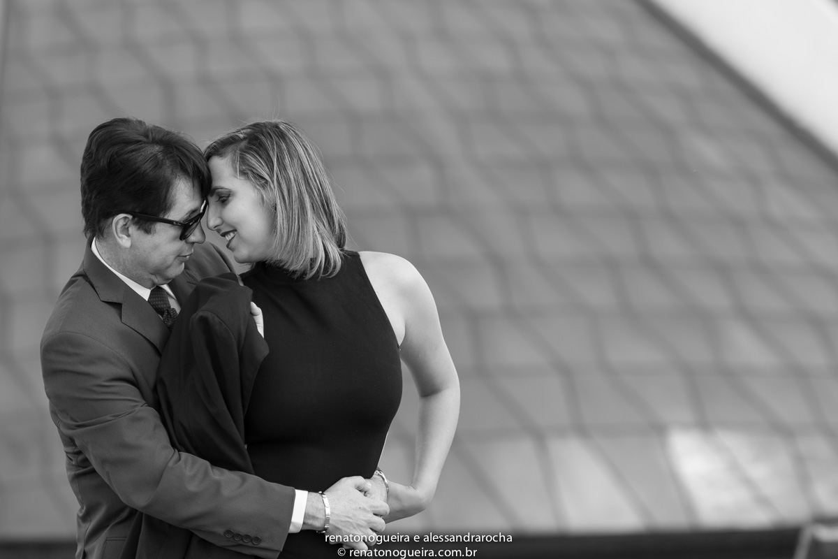 Noivo e noiva, em um momento de carinho em Brasília, capital do pais