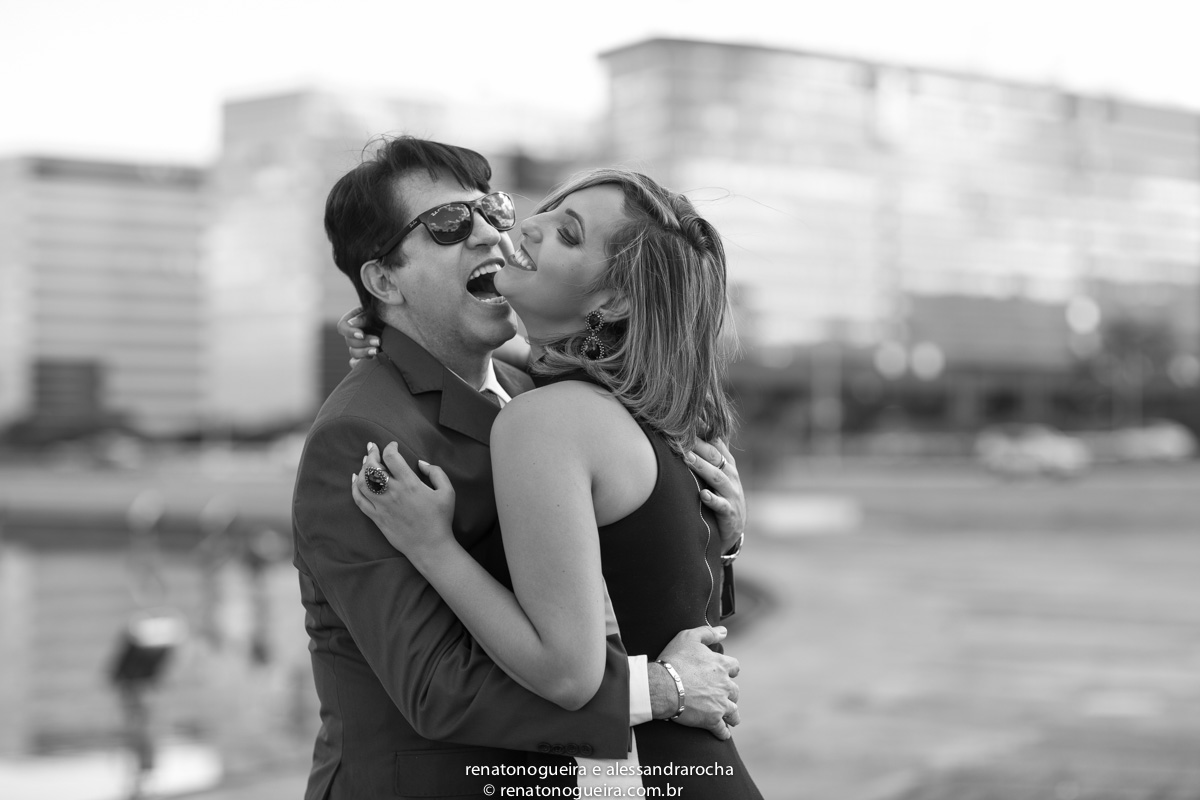 noivo e noiva brincam na esplanada dos ministérios em Brasília