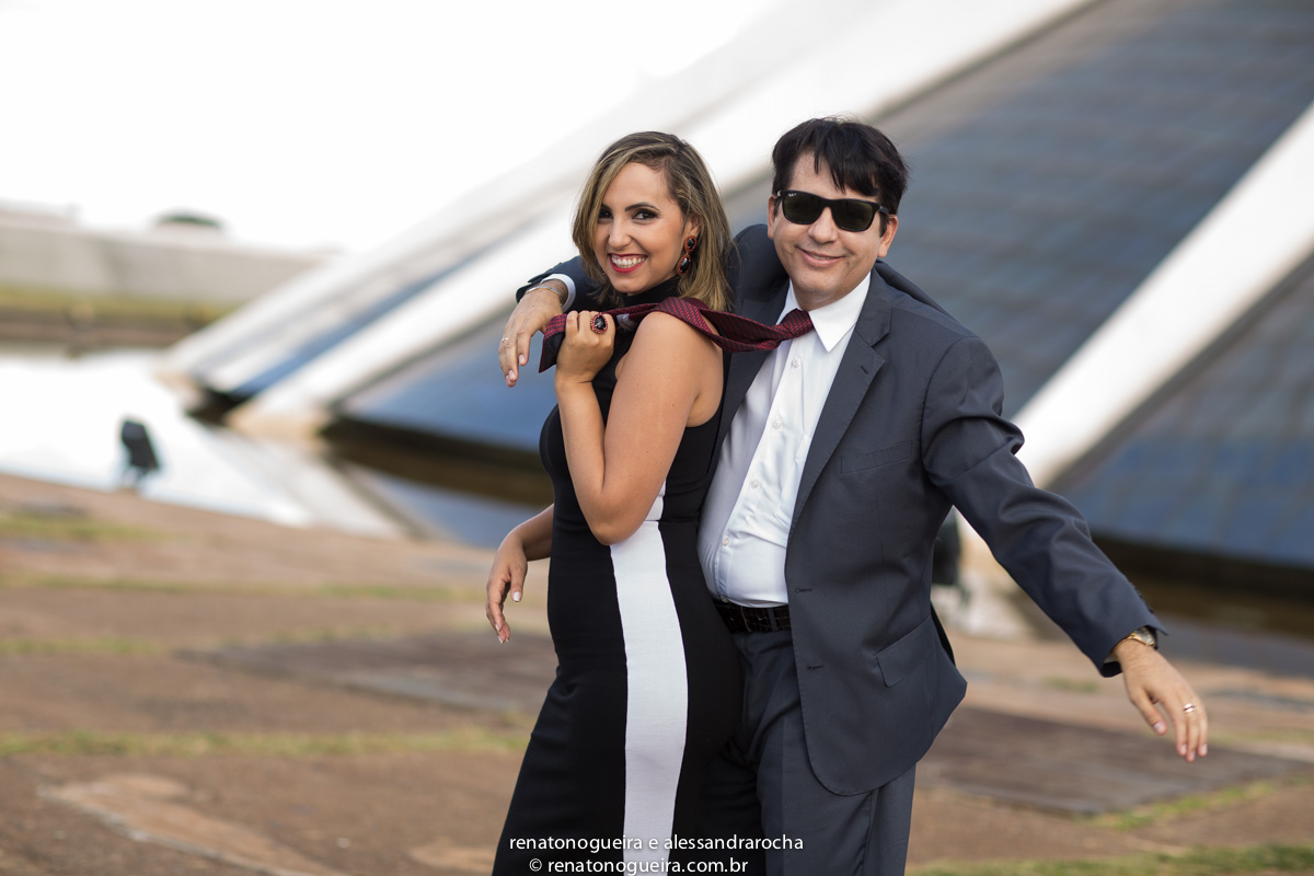 ensaio de Pre wedding em Brasília, noivo e noiva brincam