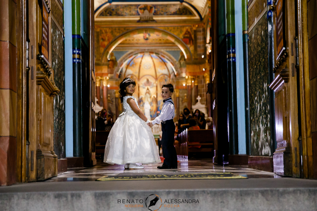 fotografia da daminha e pajem na igreja sao jose