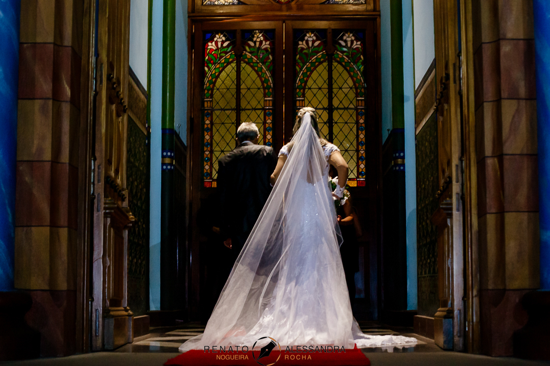 noiva na entrada da igreja sao jose bh