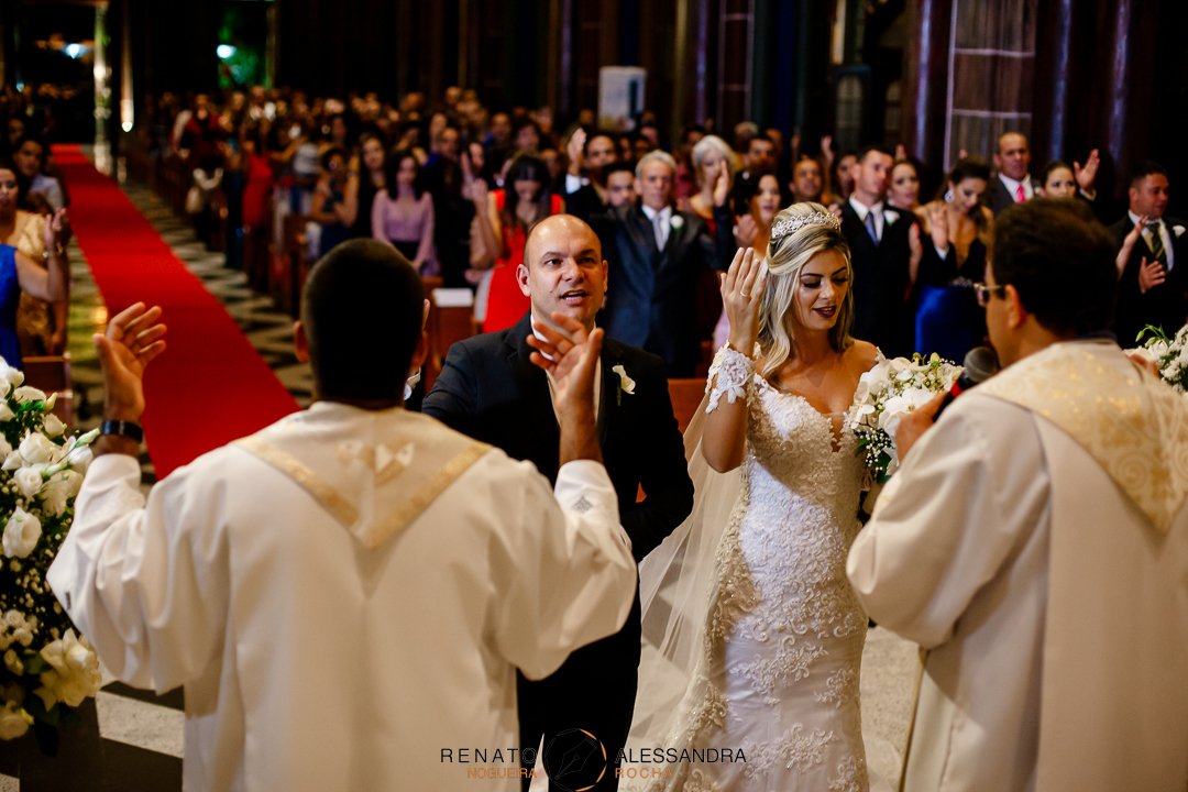 noivos recebendo bencao na igreja sao jose em bh