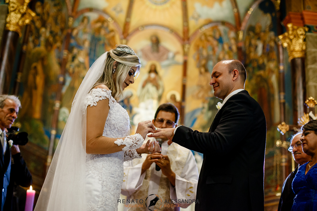 noiva colocando alianca na igreja sao jose bh